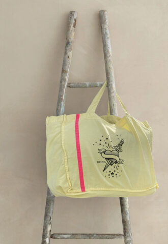 Gelbe Tasche auf Leiter mit Designmotiv