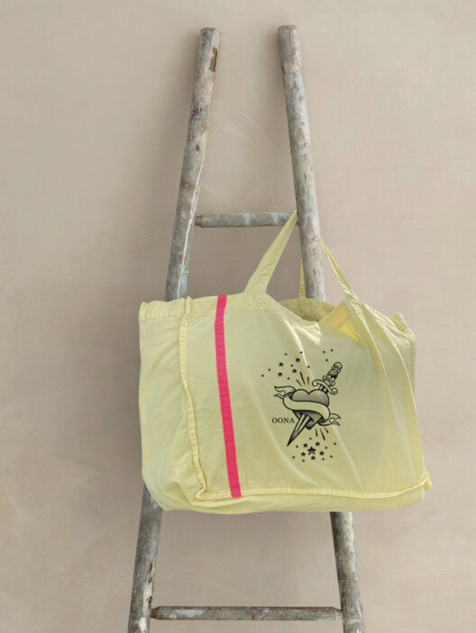 Gelbe Tasche auf Leiter mit Designmotiv