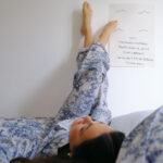 import placeholder for 28895 Personne allongée en pyjama, pieds contre le mur.