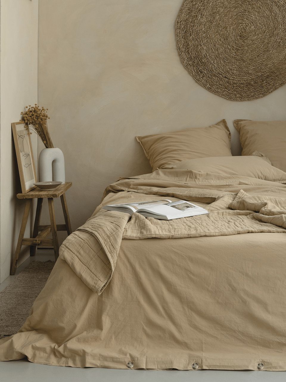 import placeholder for 28795 Chambre minimaliste avec lit beige et livre ouvert.