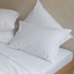 import placeholder for 28640 Lit avec draps et oreillers blancs.