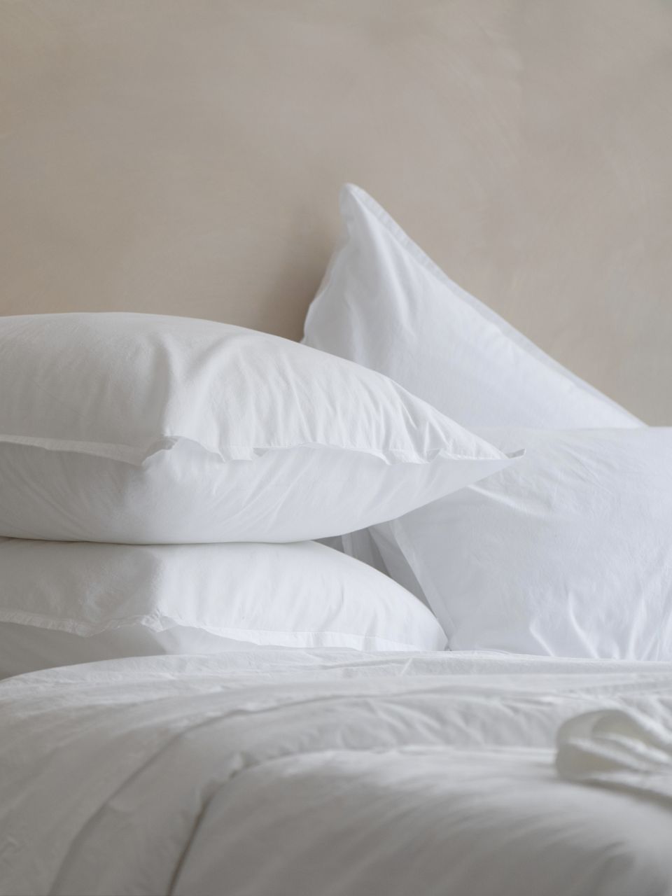 Oreillers blancs sur un lit.