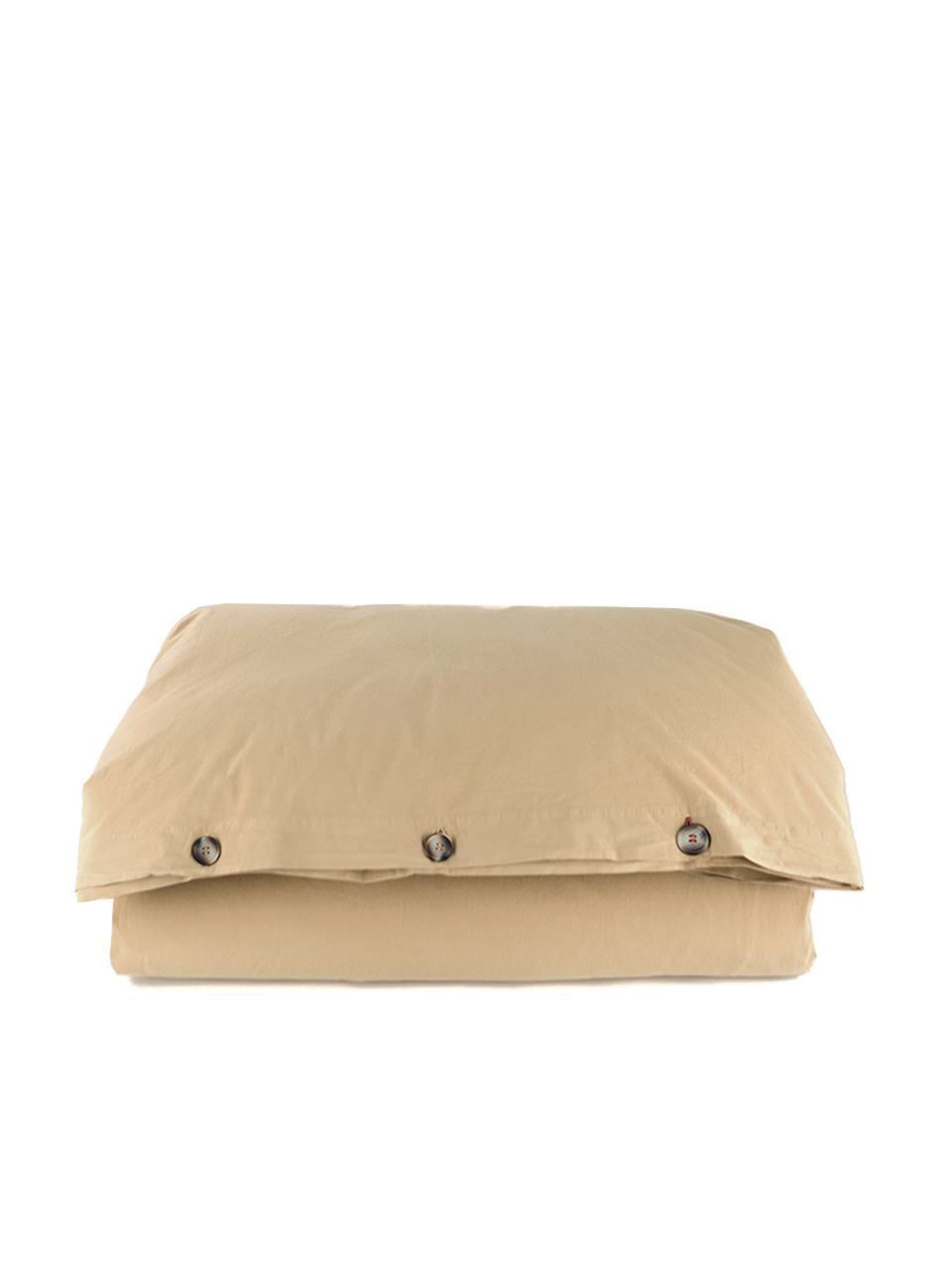 Housse de couette beige pliée avec boutons.