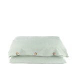 seafoam housse couette Drap housse vert pâle avec boutons visibles.