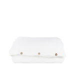 white housse couette Couette blanche avec boutons en bois visible.