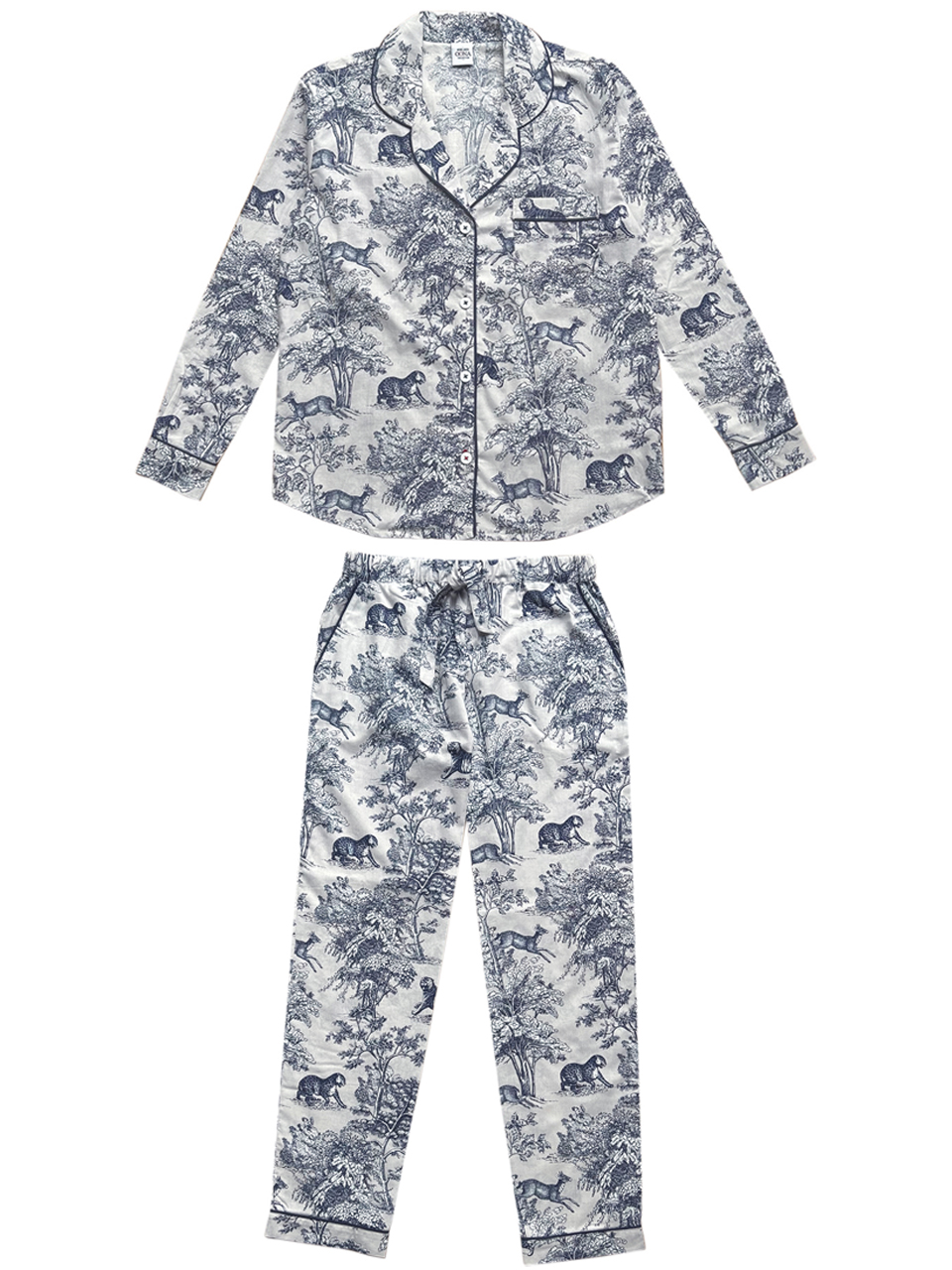 Pyjama imprimé bleu sur fond blanc.