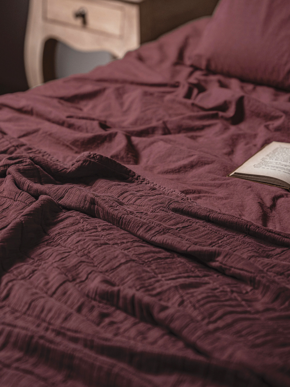 Lit prune avec un livre ouvert