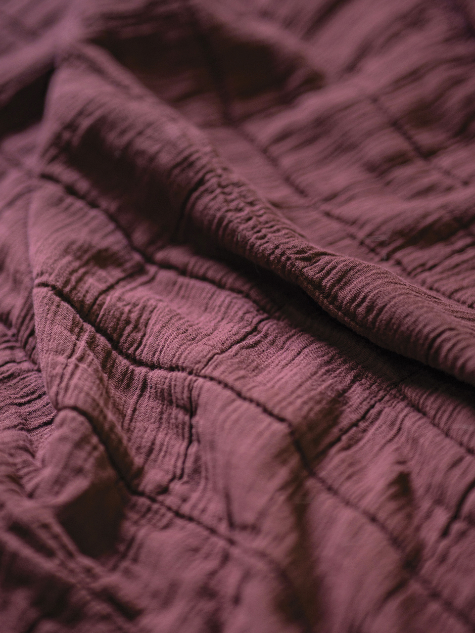 Tissu violet texturé en gros plan.