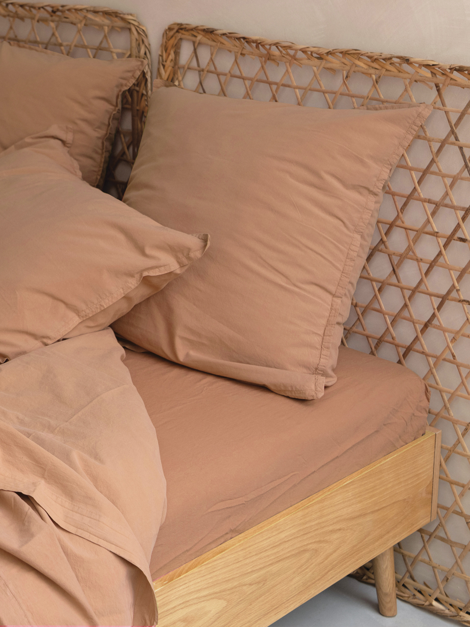 mocha drap housse Lit beige avec tête de lit en rotin