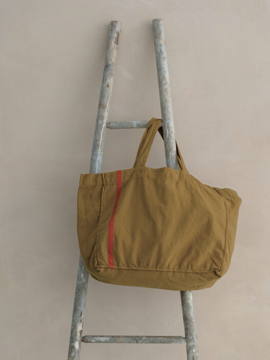 Sac cabas marron suspendu à une échelle