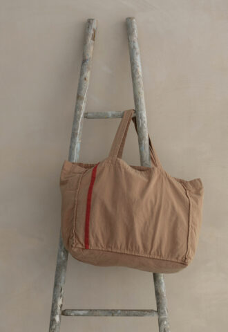 Sac cabas beige suspendu à une échelle