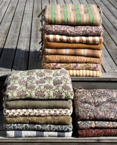 Piles de coussins d’extérieur à motifs variés