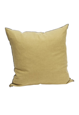 Coussin carré beige uni sur fond blanc