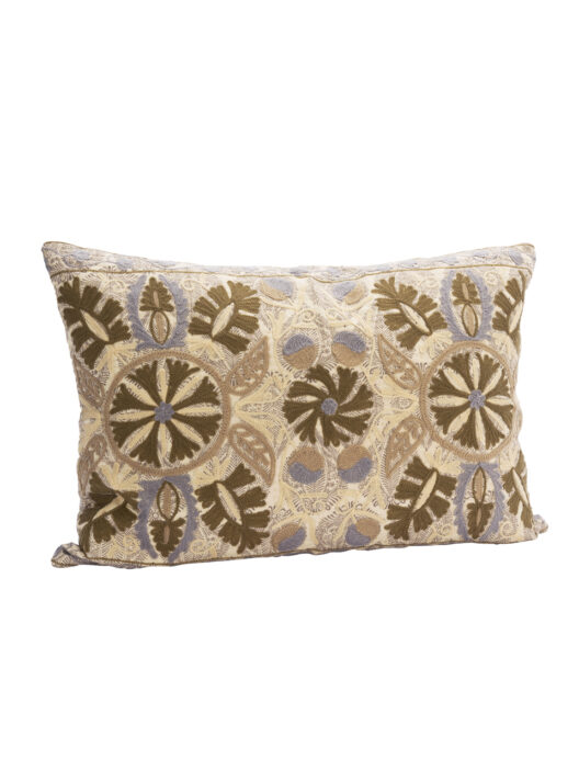 Coussin rectangulaire brodé motifs floraux beige et marron