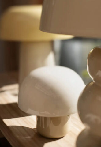 Lampe de table design en céramique blanche