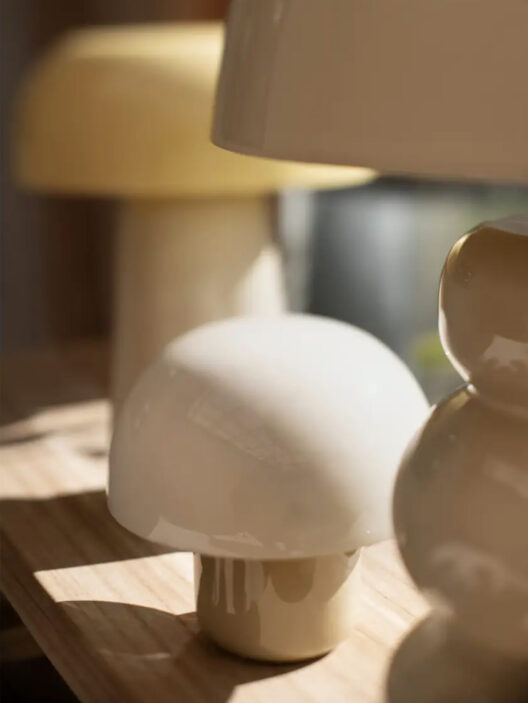 Lampe de table design en céramique blanche