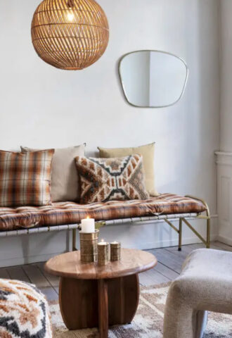 Coin salon cosy avec banc et coussins