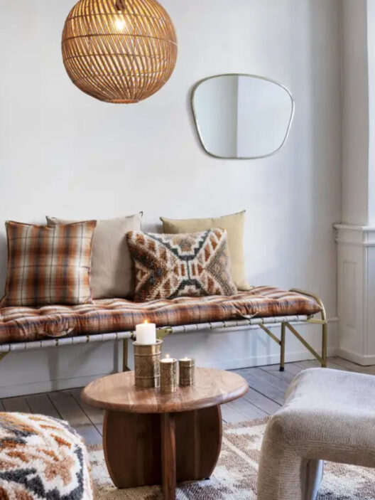 Coin salon cosy avec banc et coussins