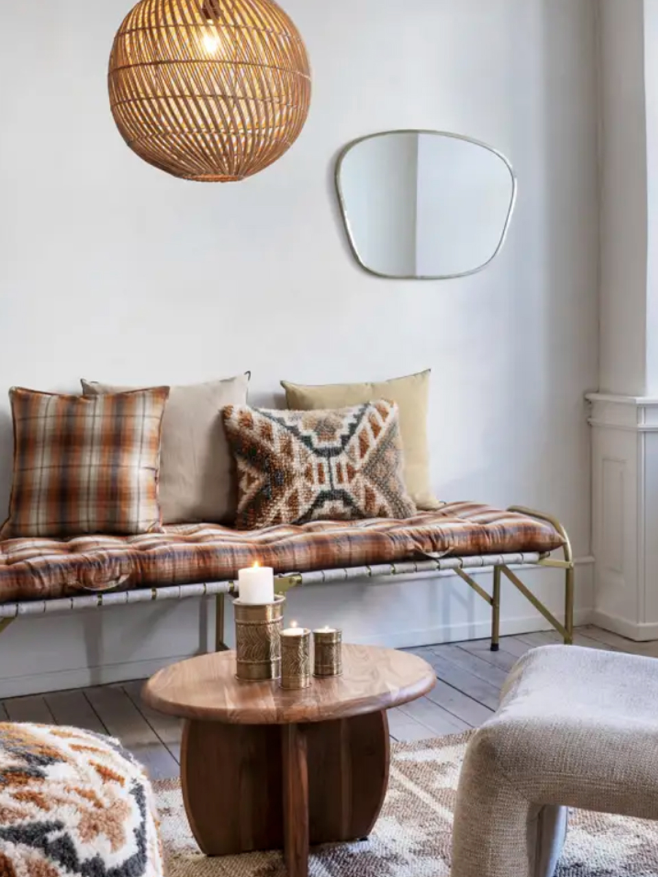 Coin salon cosy avec banc et coussins