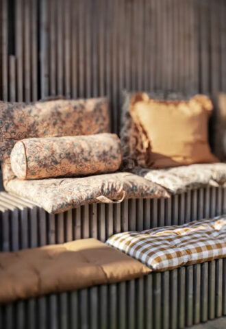Banc en bois avec coussins décoratifs colorés