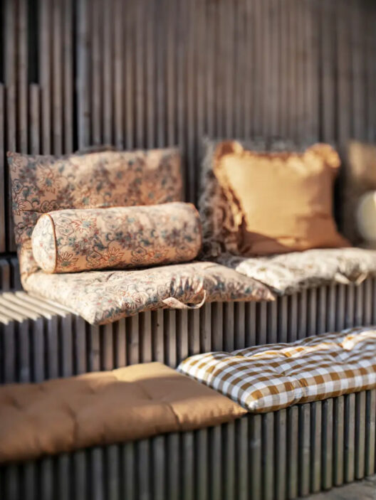 Banc en bois avec coussins décoratifs colorés