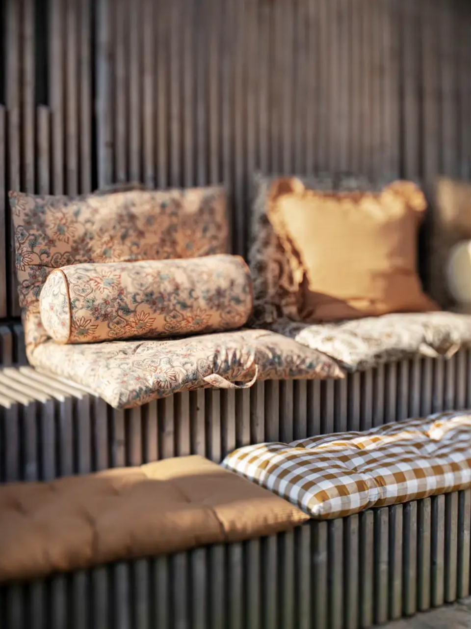 Banc en bois avec coussins décoratifs colorés