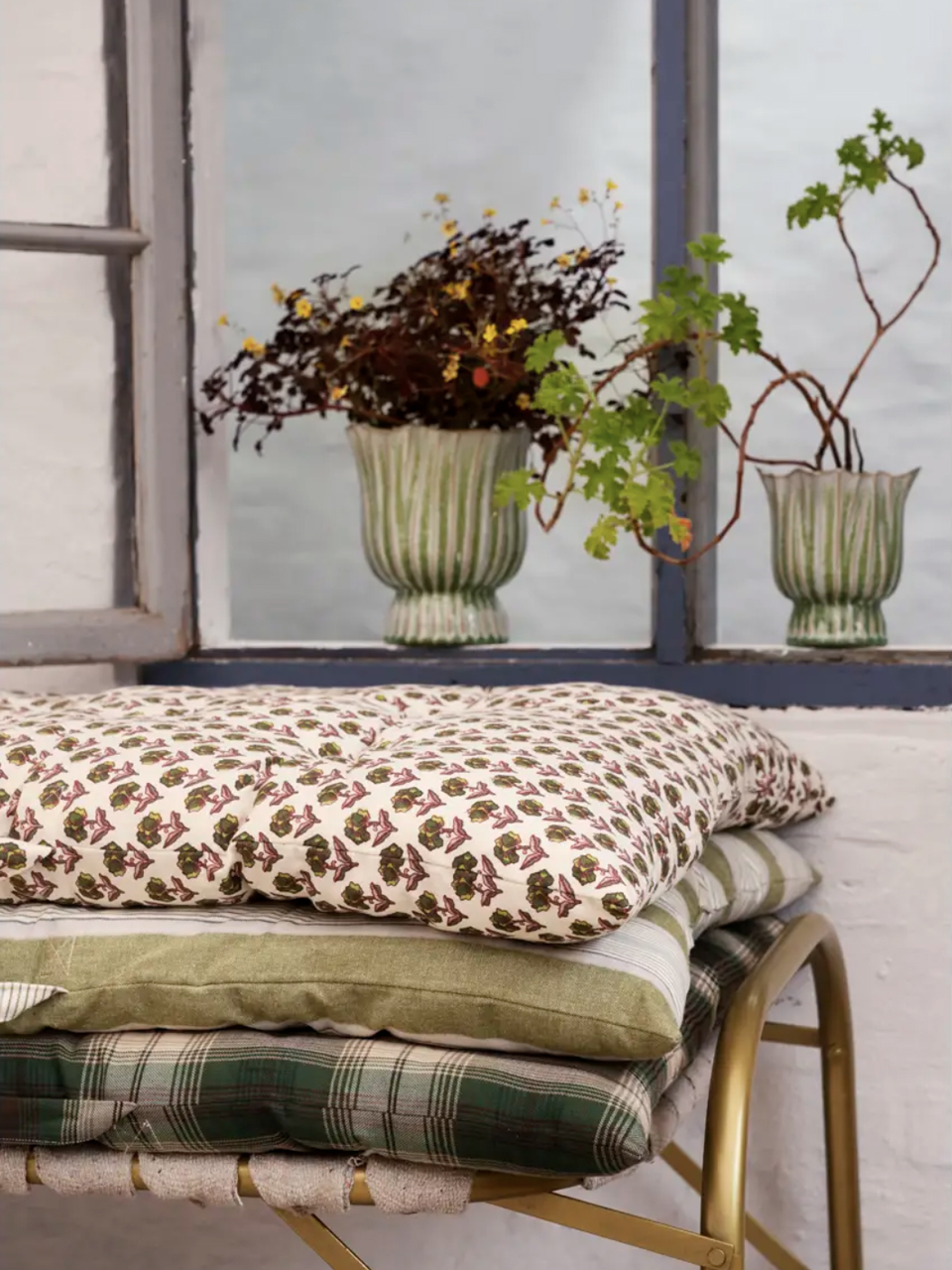 mattress fleurs vertes 3 madam stoltz Coussins empilés près d’une fenêtre avec plantes