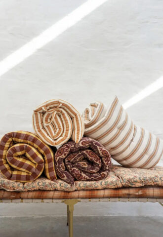 Matelas roulés à motifs posés sur un banc