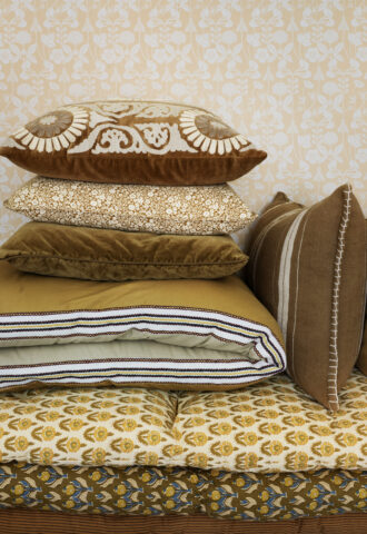 Pile de coussins vintage aux motifs floraux