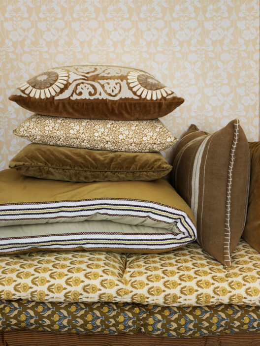 Pile de coussins vintage aux motifs floraux