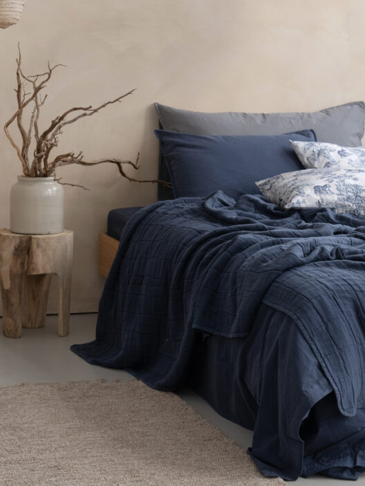 Chambre cosy avec linge de lit bleu marine